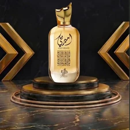 Frasco dourado do perfume Al Wataniah Ameerati com caligrafia árabe